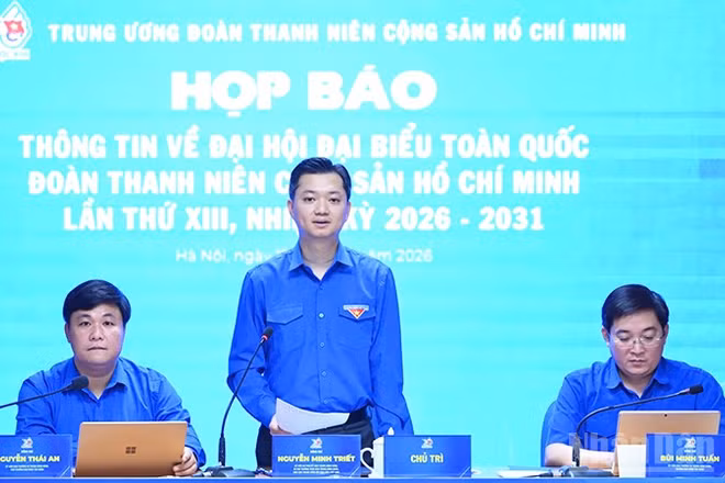 Bí thư thường trực Trung ương Đoàn, Chủ tịch Hội Sinh viên Việt Nam Nguyễn Minh Triết và các đồng chí chủ trì buổi họp báo.