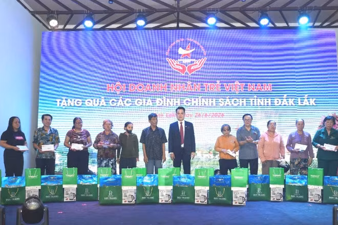 Đồng chí Hoàng Bình Quân, nguyên Ủy viên Trung ương Đảng, nguyên Trưởng Ban Đối ngoại Trung ương, Chủ tịch danh dự Hội Doanh nhân trẻ Việt Nam và Chủ tịch Hội Doanh nhân trẻ Việt Nam Đặng Hồng Anh (thứ 4 và 6 từ phải sang) trao quà tặng đại diện các gia đình chính sách, hoàn cảnh khó khăn. 