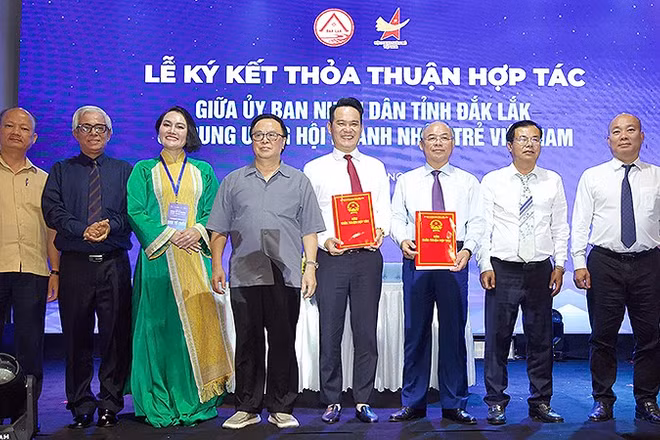 Đại diện tỉnh Đắk Lắk, Hội Doanh nhân trẻ Việt Nam và các bên liên quan tại chương trình ký kết thỏa thuận hợp tác.