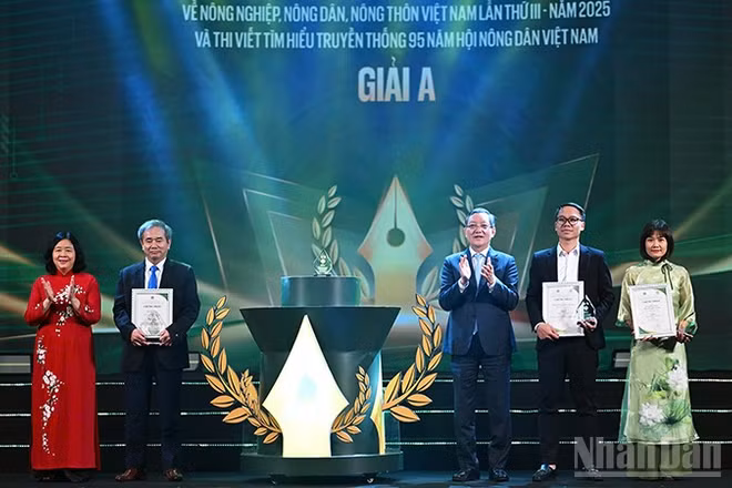 Các đồng chí Bùi Thị Minh Hoài, Lương Quốc Đoàn (lần lượt thứ nhất và ba từ trái sang) trao giải A Giải báo chí và giải A Cuộc thi viết cho các tác giả, đại diện nhóm tác giả tiêu biểu.