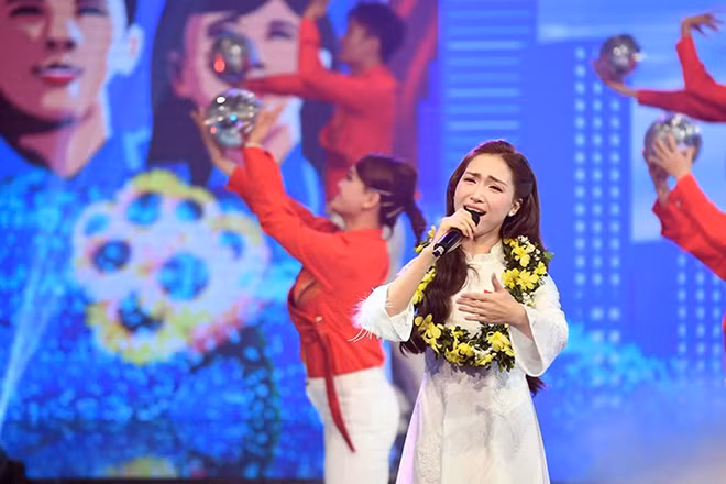 Gương mặt trẻ Việt Nam tiêu biểu năm 2025 Hòa Minzy trình bày một ca khúc về thanh niên tại buổi lễ.
