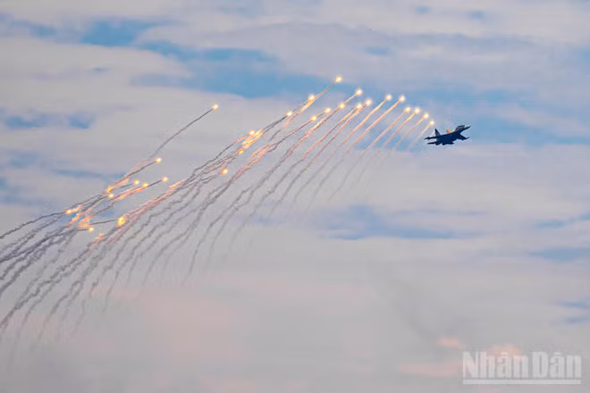 Tiêm kích SU-30MK2 thả bẫy nhiệt trên bầu trời Thủ đô.