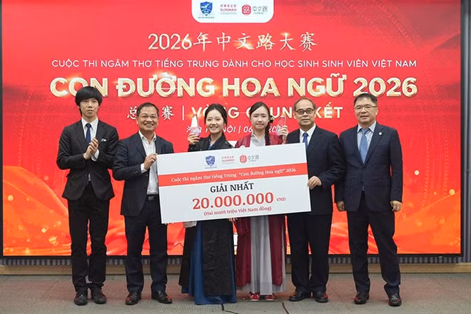 Đại diện Ban tổ chức trao giải Nhất tặng các thí sinh Nguyễn Bảo Phúc Linh và Đàm Phương Chi.