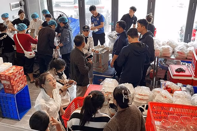 Hội viên Hội Doanh nhân trẻ Việt Nam chuẩn bị các suất cơm và nhu yếu phẩm gửi về vùng lũ.