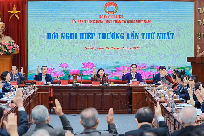 Các đại biểu hiệp thương thông qua một số nội dung tại Hội nghị.