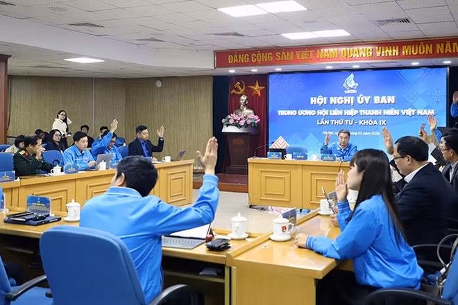 Các đại biểu cho ý kiến bằng hình thức biểu quyết giơ tay tại Hội nghị.
