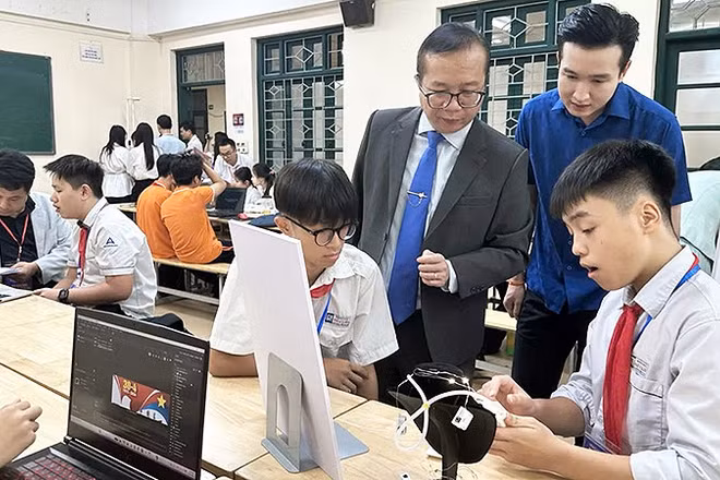 Đại diện Ban tổ chức tham quan khu vực tranh tài của các thí sinh tại Vòng chung kết Hội thi Tin học trẻ thành phố Hà Nội lần thứ 31.