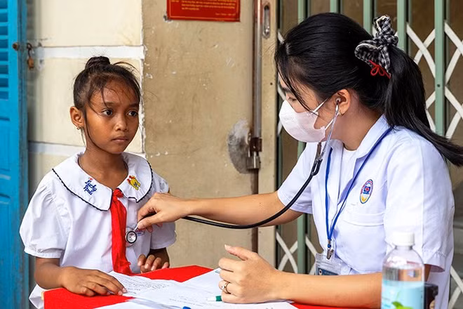 Y, bác sĩ tình nguyện khám sức khỏe cho thiếu nhi Raglai hoàn cảnh khó khăn tại địa phương.
