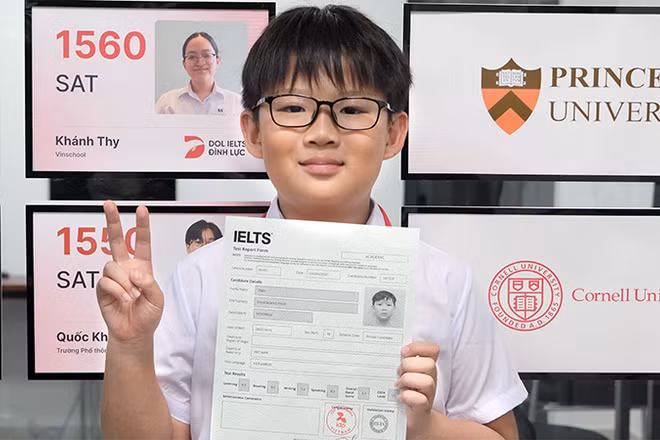 Trần Đình Hoàng Phúc với chứng nhận IELTS 8.0 của mình.