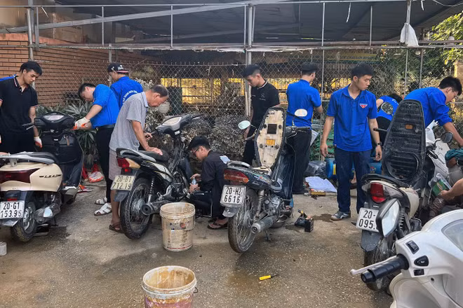 Các tình nguyện viên làm việc tại "trạm sửa xe dã chiến". 