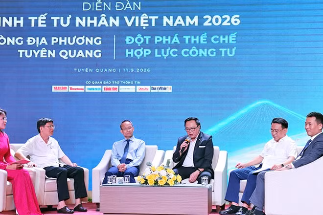 Đồng chí Hoàng Bình Quân cùng các diễn giả tại phiên đối thoại. (Ảnh: Trung ương Hội Doanh nhân trẻ Việt Nam cung cấp)