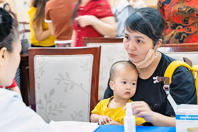 Các y, bác sĩ tình nguyện của "Hành trình yêu thương" thăm khám bà mẹ và trẻ em.