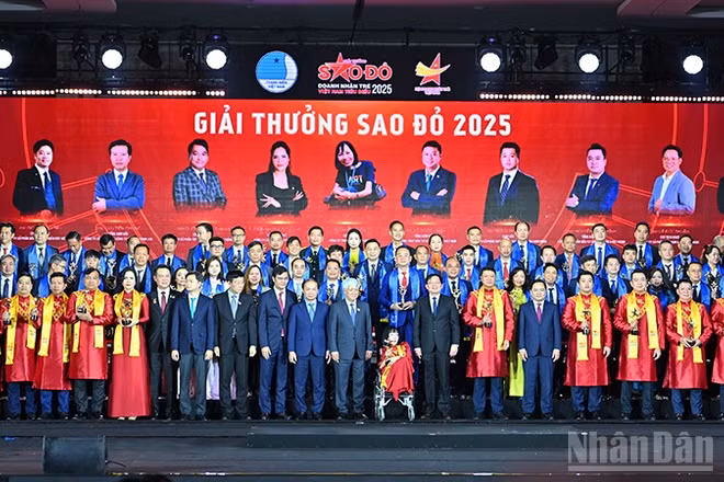 Đồng chí Đỗ Văn Chiến và đại diện các ban, bộ, ngành cùng Top100, Top30 "Doanh nhân trẻ Việt Nam tiêu biểu", 10 "Doanh nhân trẻ Việt Nam xuất sắc" năm 2025.
