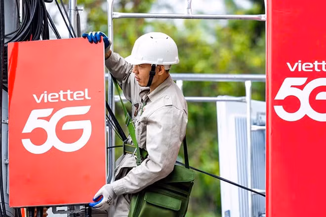 Kỹ thuật viên thi công các trạm phát sóng 5G.