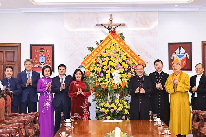 Đồng chí Bùi Thị Minh Hoài thăm, chúc mừng Tòa Tổng Giám mục Tổng Giáo phận Hà Nội và Phó Chủ tịch Hội đồng Giám mục Việt Nam Vũ Văn Thiên nhân dịp Giáng sinh năm 2025.