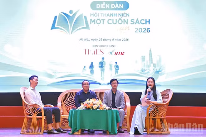 Các diễn giả trao đổi với hội viên, thanh niên tại diễn đàn. (Ảnh: LÂM HẢI)