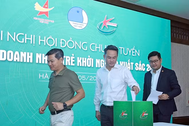 Phó Chủ tịch Thường trực Hội Liên hiệp Thanh niên Việt Nam Nguyễn Kim Quy (ở giữa) và các thành viên Hội đồng chung tuyển bỏ phiếu kín tại Hội nghị.
