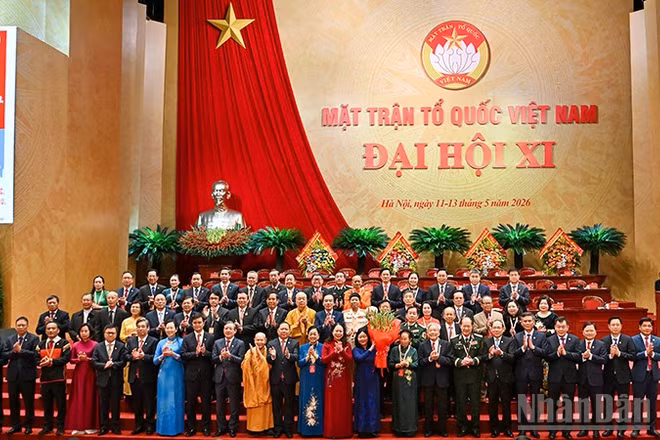 Các đồng chí lãnh đạo Đảng, Nhà nước và Đoàn Chủ tịch Ủy ban Trung ương Mặt trận Tổ quốc Việt Nam khóa XI tại phiên bế mạc Đại hội.