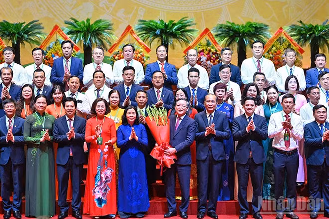 Đồng chí Bùi Thị Minh Hoài (thứ 6 từ trái sang) tặng hoa chúc mừng Ban Chấp hành Trung ương Hội Nông dân Việt Nam khóa IX tại Đại hội.