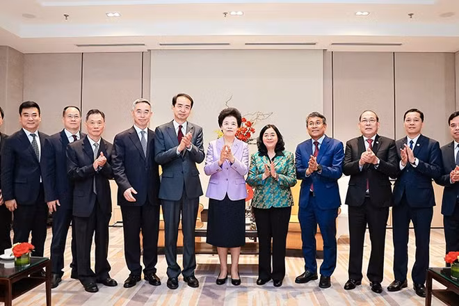 Các đồng chí Bùi Thị Minh Hoài, Hàm Huy (lần lượt thứ 5 và 6 từ phải sang) cùng các đại biểu Việt Nam-Trung Quốc tại buổi tiếp.