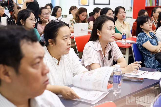 Đông đảo giáo viên tiếng Anh có mặt ở buổi tập huấn. (Ảnh: VINH SAN)