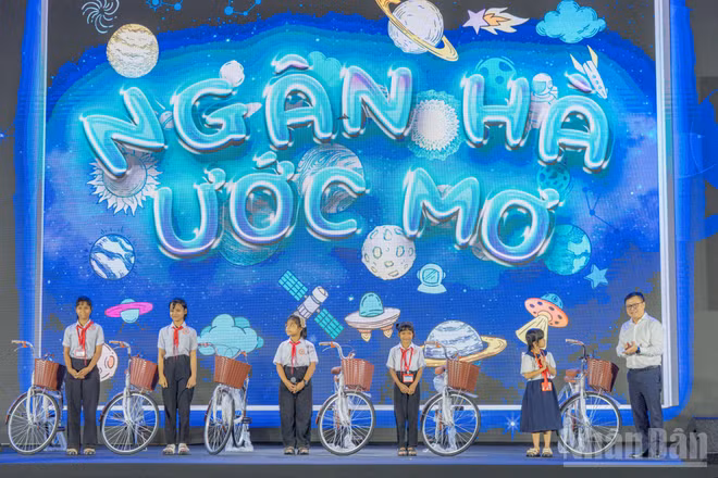 Hàng trăm ước mơ của trẻ em vùng cao Đà Nẵng đã được hiện thực hóa trong đêm hội "Vầng trăng chiến sĩ". 