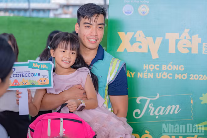 Hơn 100 suất học bổng “Xây nền ước mơ” và nhiều phần quà thiết thực đã được trao cho con em công nhân thuộc 2 công ty Công ty cổ phần Môi trường đô thị Đà Nẵng và Công ty Thoát nước và xử lý nước thải Đà Nẵng. 