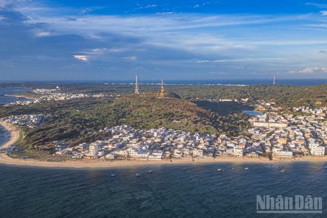 Nhìn từ không trung, đặc khu Phú Quý rộng hơn 16km2 hiện lên như một viên ngọc xanh biếc bồng bềnh giữa đại dương.