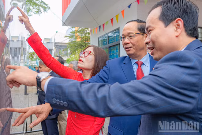 Phó Chủ tịch Quốc hội Trần Quang Phương cùng các cử tri Đà Nẵng