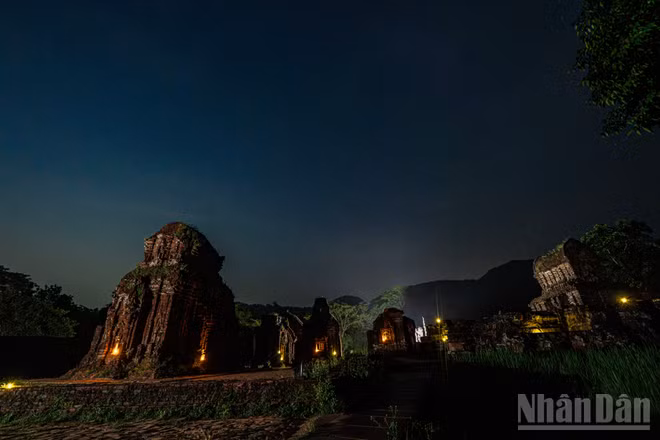 Khi bóng tối bao trùm thung lũng, khu Di tích Mỹ Sơn không chìm vào tĩnh lặng mà bắt đầu một cuộc đối thoại đặc biệt với hàng triệu vì sao.