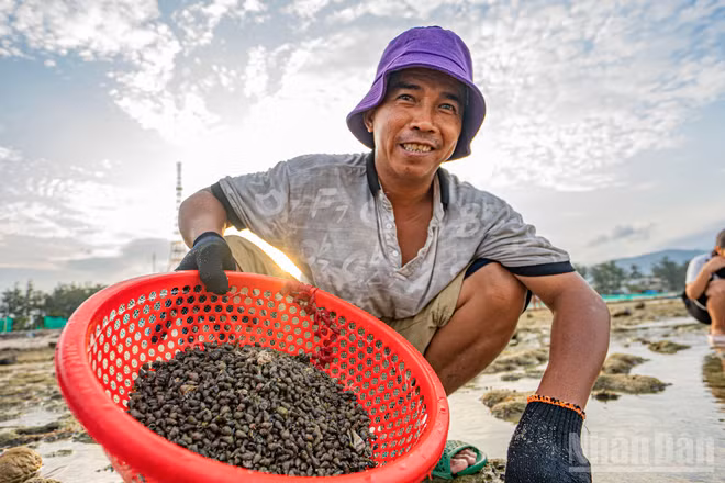 Người dân vui vẻ cùng chiến lợi phẩm thu được tại Hòn Đen.