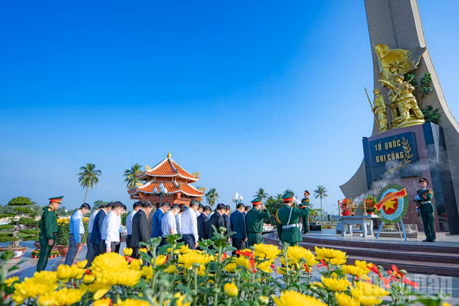 Đoàn công tác dâng hoa, dâng hương tưởng nhớ và tri ân các anh hùng liệt sĩ tại Nghĩa trang liệt sĩ Điện Bàn.