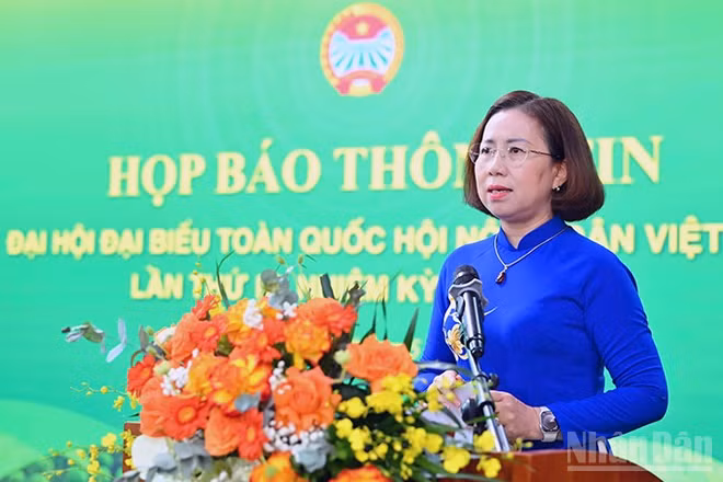 Phó Chủ tịch Hội Nông dân Việt Nam Bùi Thị Thơm cung cấp một số thông tin về Đại hội tại buổi họp báo.