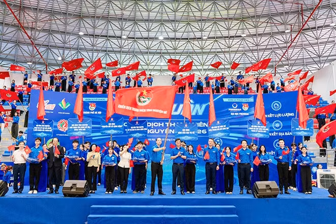 Không khí sôi nổi tại buổi lễ ra quân Chiến dịch "Thanh niên tình nguyện hè" năm 2026 của tuổi trẻ Thủ đô.