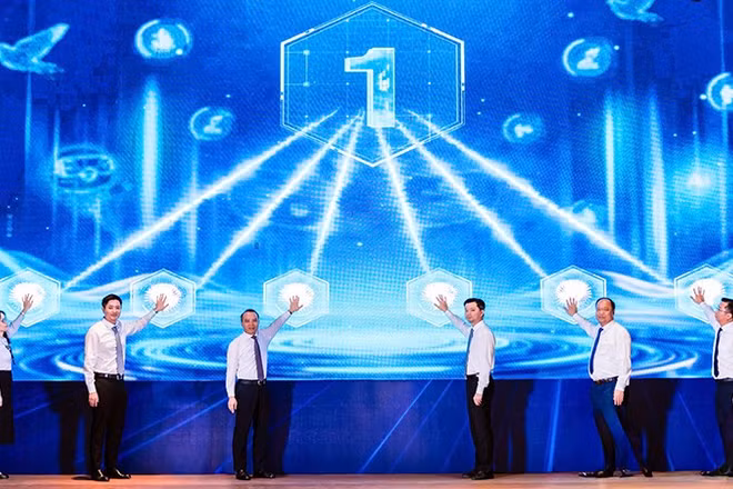 Đại diện Trung ương Đoàn, Trung ương Hội Sinh viên Việt Nam và các đơn vị liên quan thực hiện nghi thức khởi động Cuộc thi.