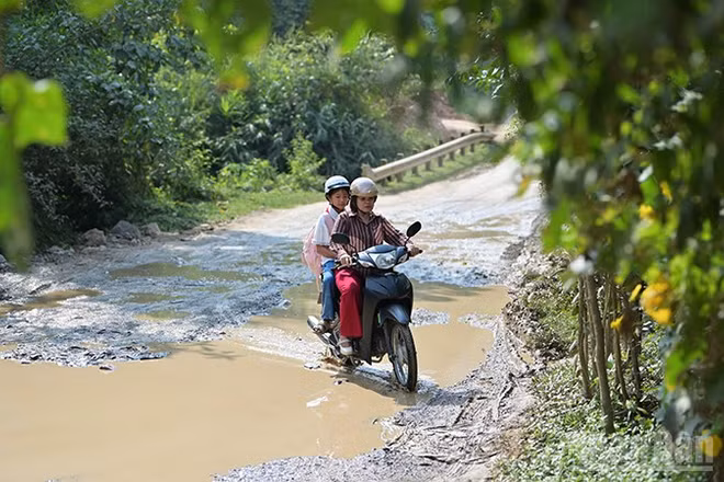 Con đường tới trường mỗi ngày của cô giáo Phan Thị Lệ và em N.T.H. (Ảnh: LINH PHAN)