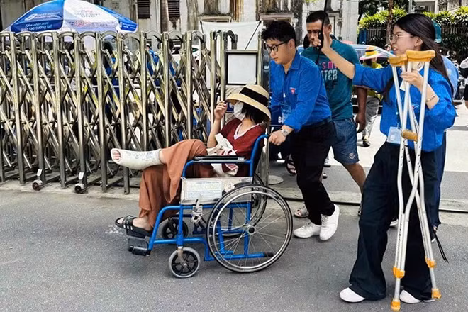 Tình nguyện viên "Tiếp sức mùa thi" của Thủ đô hỗ trợ các thí sinh có hoàn cảnh đặc biệt sáng 11/6.