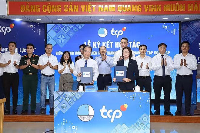 Đại diện Trung ương Hội Liên hiệp Thanh niên Việt Nam và Tập đoàn TCP trao biên bản ký kết thỏa thuận hợp tác.