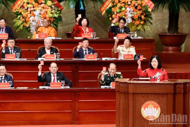 Các đại biểu thực hiện quy trình hiệp thương tại Đại hội. 