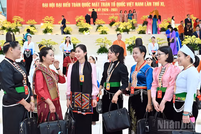 Các nữ đại biểu thuộc nhiều dân tộc trò chuyện bên hành lang Đại hội.