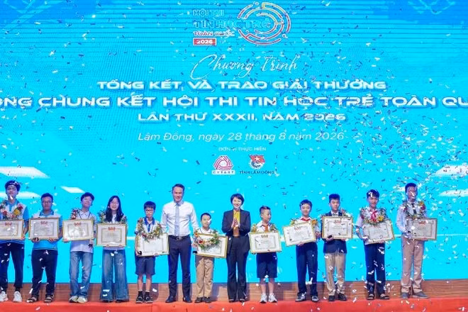 Ban tổ chức trao giải tặng các thí sinh xuất sắc nhất hội thi. (Ảnh: Trung ương Đoàn cung cấp)