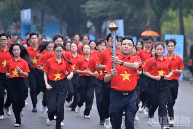 Đoàn vận động viên thanh niên tiêu biểu rước ngọn đuốc "Tôi yêu Tổ quốc tôi" từ đất mũi Cà Mau về Thủ đô Hà Nội. (Ảnh: LINH PHAN)