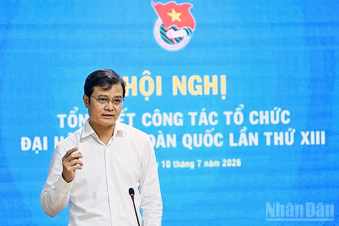 Đồng chí Bùi Quang Huy phát biểu ý kiến tại hội nghị.