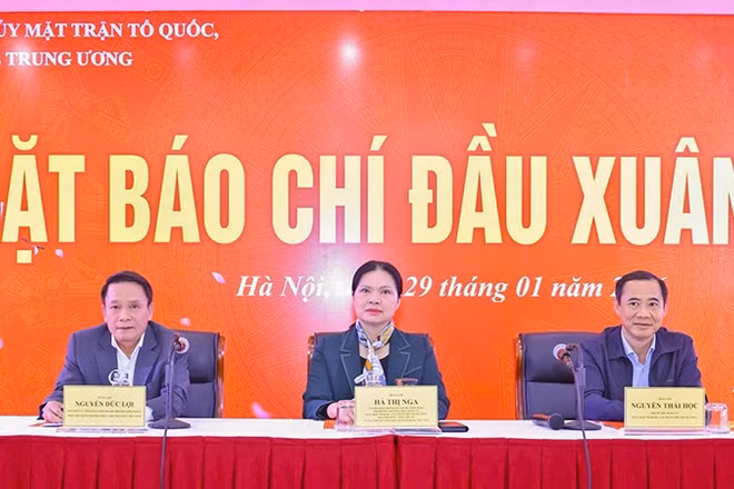 Đồng chí Hà Thị Nga (ở giữa) và các đồng chí đại diện lãnh đạo Đảng ủy Mặt trận Tổ quốc, các đoàn thể Trung ương điều hành chương trình gặp mặt báo chí.