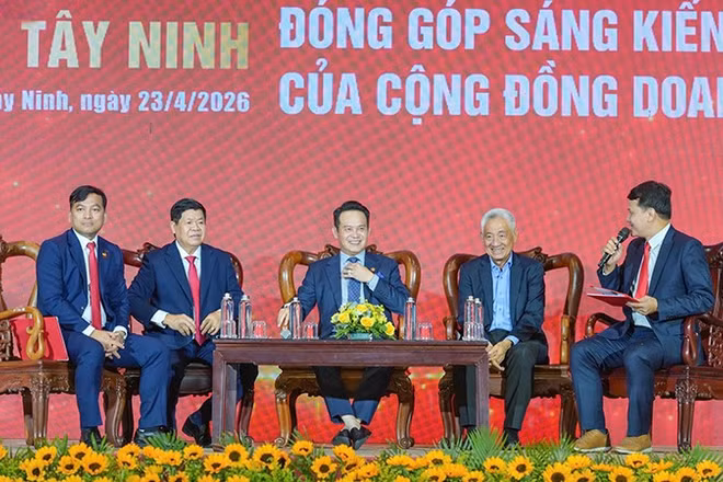 Đại diện Hội Doanh nhân trẻ Việt Nam, các ban, bộ, ngành, địa phương và chuyên gia chia sẻ những sáng kiến, giải pháp tại phiên đối thoại.