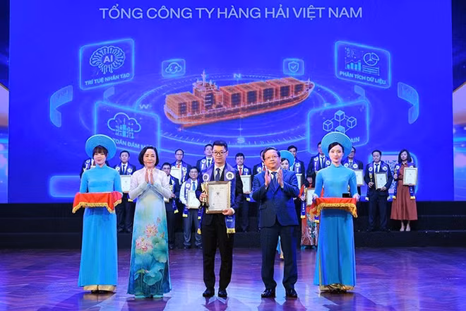 Phó Chủ tịch Quốc hội Nguyễn Thị Thanh (thứ 2 từ trái sang) cùng đại diện Ban tổ chức trao phần thưởng tặng một số đơn vị xuất sắc tại chương trình.