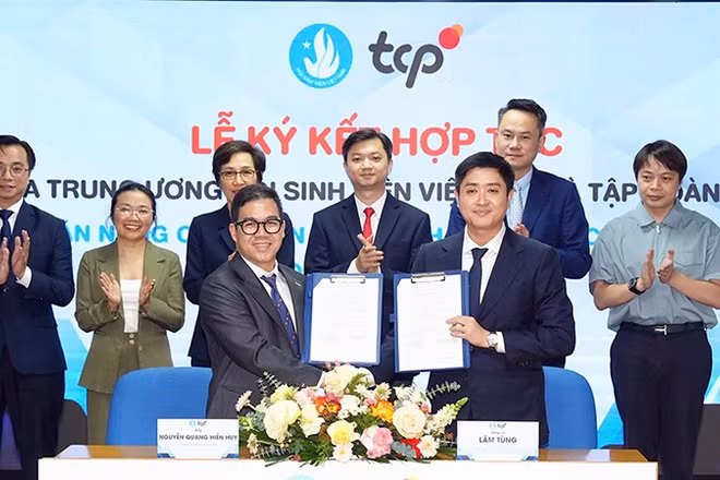 Đại diện Trung ương Hội Sinh viên Việt Nam và Tập đoàn TCP trao biên bản ký kết.