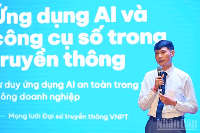 Các diễn giả trình bày chuyên đề về ứng dụng công cụ số tại chương trình tập huấn.