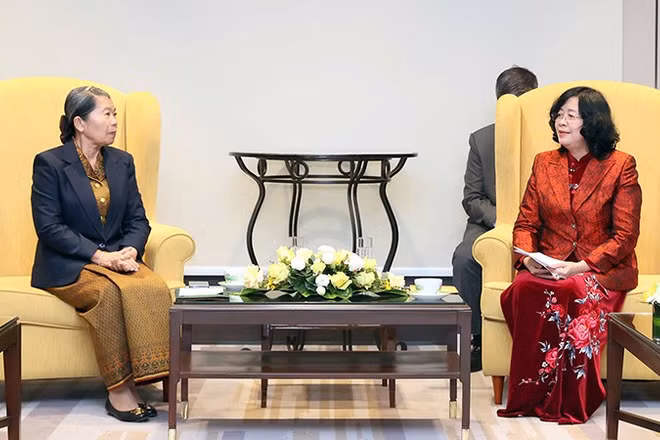 Đồng chí Bùi Thị Minh Hoài và bà Samdech Men Sam An trao đổi ý kiến tại buổi tiếp.