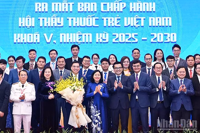 Đồng chí Bùi Thị Minh Hoài (thứ sáu từ phải sang, hàng đầu) tặng hoa chúc mừng Ban Chấp hành Trung ương Hội Thầy thuốc trẻ Việt Nam khóa năm, nhiệm kỳ 2025-2030.